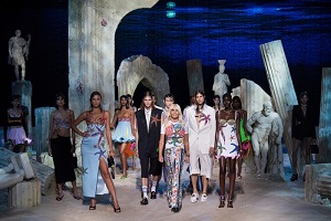 Versace sfila fuori dalla settimana della donna