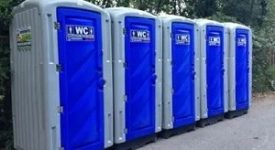 Mascaretti (FdI) regala bagni chimici. De Chirico (FI): Milano deve correre... ma non al bagno