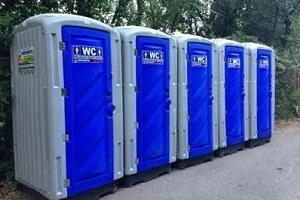 Mascaretti (FdI) regala bagni chimici. De Chirico (FI): Milano deve correre... ma non al bagno