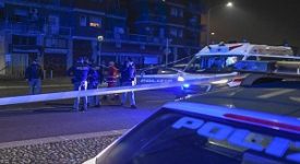 Aggredisce passanti e agenti con un coltello: ucciso