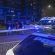 Aggredisce passanti e agenti con un coltello: ucciso