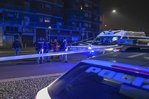Aggredisce passanti e agenti con un coltello: ucciso