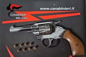 Anziano delirante punta pistola contro a uno ragazza