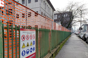 Iniziata la demolizione dell’ex scuola di via Crespi