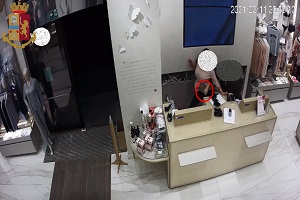 Arrestato rapinatore che ferì commessa
