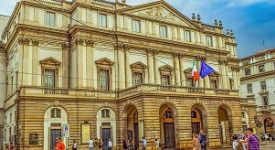 Scala: la capienza sale a 760 spettatori 35 positivi nel Corpo di ballo della Scala In scena la protesta luminosa dei teatri