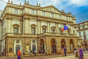 Scala: la capienza sale a 760 spettatori 35 positivi nel Corpo di ballo della Scala In scena la protesta luminosa dei teatri