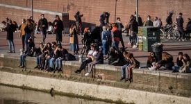 Folla in Darsena: scattano i blocchi