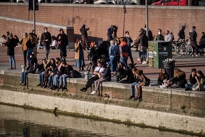 Folla in Darsena: scattano i blocchi