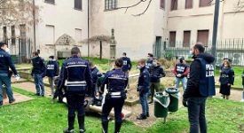 Molestavano commercianti e passanti: rimpatriati in Romania