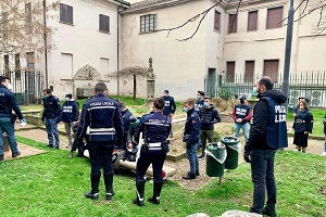 Molestavano commercianti e passanti: rimpatriati in Romania