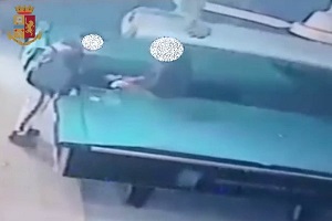 Arrestato spacciatore che nascondeva la droga nel biliardo di un bar