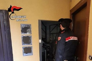 Cercano di bruciare vivo un egiziano che non paga l'affitto