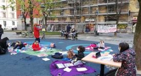 Bimbi fanno dad in piazza. Liceali al Piccolo
