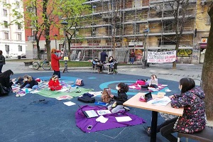 Bimbi fanno dad in piazza. Liceali al Piccolo