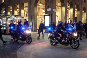 Quattro daspo a nordafricani per disordini in piazza Mercanti Rissa tra giovani nelle vie del centro