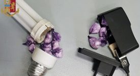 Nascondeva la cocaina in lampadina e caricabatterie
