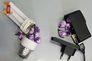 Nascondeva la cocaina in lampadina e caricabatterie