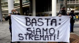 Protesta dei ristoratori fuori da Palazzo Lombardia