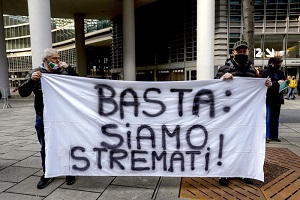 Protesta dei ristoratori fuori da Palazzo Lombardia