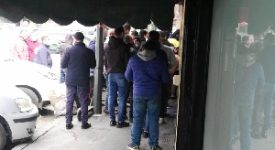 Assembramenti davanti alla mosche di via Lopez