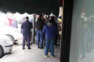 Assembramenti davanti alla mosche di via Lopez