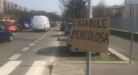 Viale Caterina da Forlì: i cittadini avvisano della pericolosità della pista ciclabile