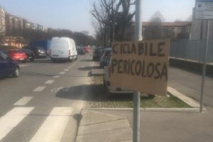 Viale Caterina da Forlì: i cittadini avvisano della pericolosità della pista ciclabile