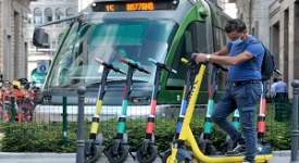 Proroga la sperimentazione dello sharing dei monopattini Monopattini. Granelli: multe e rimozioni per chi non rispetta le regole Granelli. No falsi a miti: nel 2020 6mila incidenti d'auto e 273 in monopattino