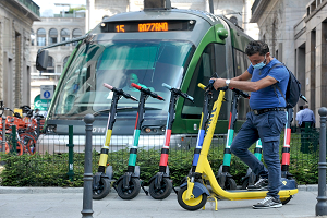 Proroga la sperimentazione dello sharing dei monopattini Monopattini. Granelli: multe e rimozioni per chi non rispetta le regole Granelli. No falsi a miti: nel 2020 6mila incidenti d'auto e 273 in monopattino