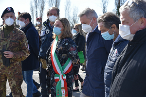 Visita della vicesindaco Scavuzzo con Curcio e Figliuolo al drive through di Trenno