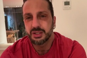 Corona si ferisce i polsi e attacca i giudici