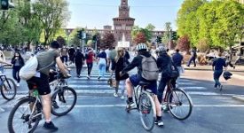 Gente al parco e sui Navigli ma senza assembramenti