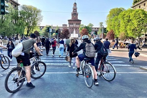Gente al parco e sui Navigli ma senza assembramenti