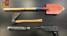 Intervengono per lite domestica e trovano una mitraglietta