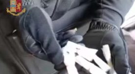 Arrestato mentre spacciava in taxi