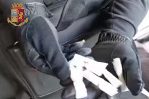 Arrestato mentre spacciava in taxi