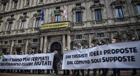 Manifestazione dei tassisti in piazza della Scala