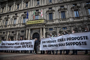 Manifestazione dei tassisti in piazza della Scala