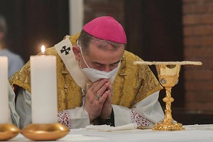 Delpini: un monumento impastato di riconoscenza per i medici Delpini: Celebriamo la vita in questo tempo desolato
