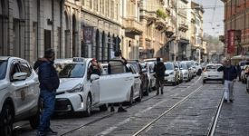 Bambino nasce in un taxi di fronte alla clinica Mangiagalli