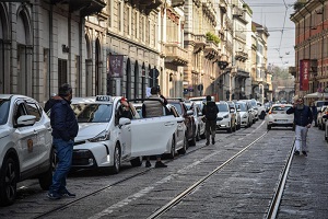 Bambino nasce in un taxi di fronte alla clinica Mangiagalli