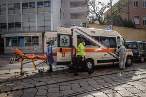Ricoverato ladro caduto mentre scalava un edificio
