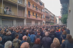 Centinaia di persone al presidio per Ramelli