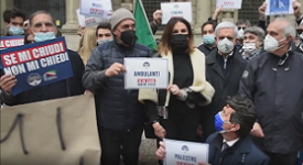 Manifestazione di Fratelli d'Italia per chiedere le riaperture