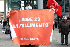 Pentolada di protesta sotto Regione Lombardia