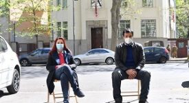 Esponenti del Pd protestano seduti davanti al consolato turco