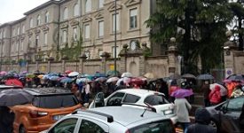 Lunghe code di over 75 fuori dall'hub di Baggio