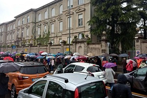 Lunghe code di over 75 fuori dall'hub di Baggio