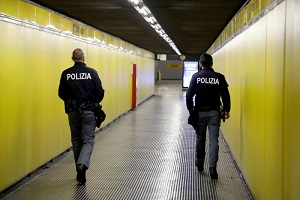 Rapina una donna: fermato dai passanti